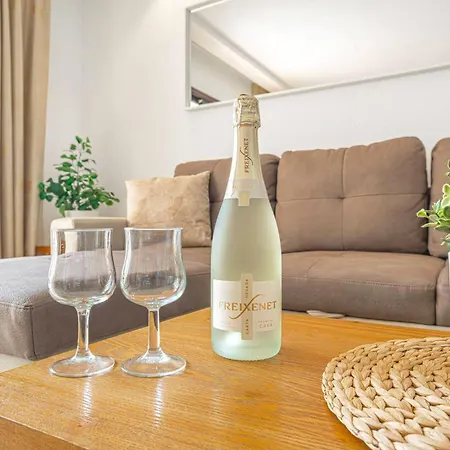 Albatros Garden & Heated Pool Apartment